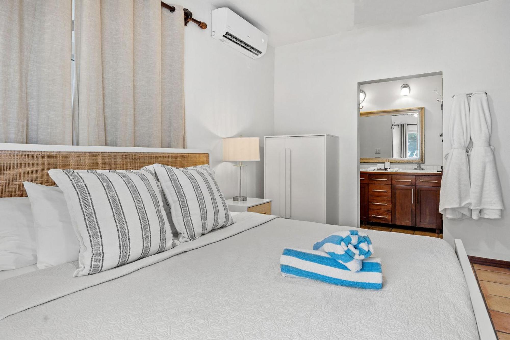 Tres Sirenas Beach Inn Rincon Ngoại thất bức ảnh